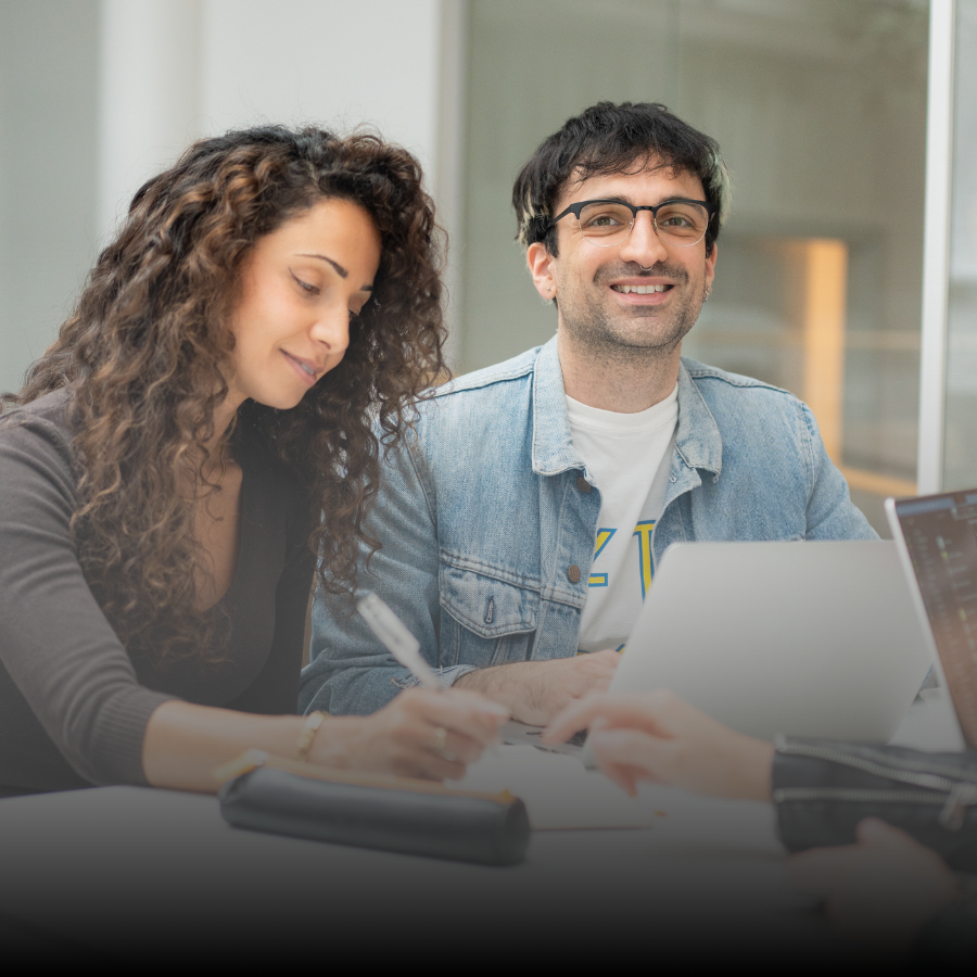 en kille och en tjej som studerar tillsammans